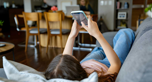 Social troppo presto abbassano i voti: lo studio su 5.227 studenti italiani